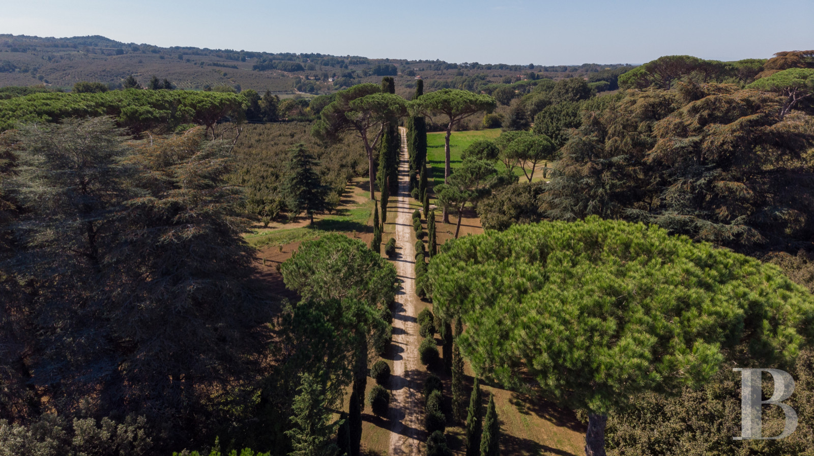 En Italie, entre Rome et Florence, une villa de la fin du 19e siècle implantée dans un vaste parc arboré - photo  n°26